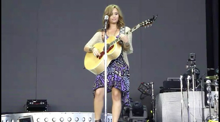 bscap0119 - Demi - About to sing