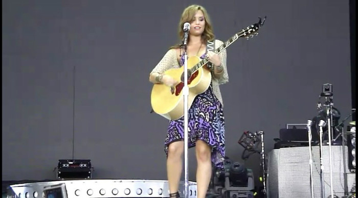 bscap0121 - Demi - About to sing