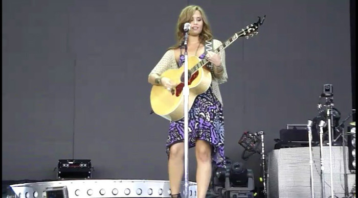 bscap0122 - Demi - About to sing