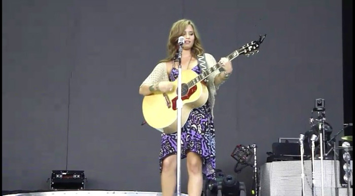 bscap0124 - Demi - About to sing