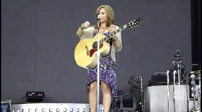 bscap0130 - Demi - About to sing