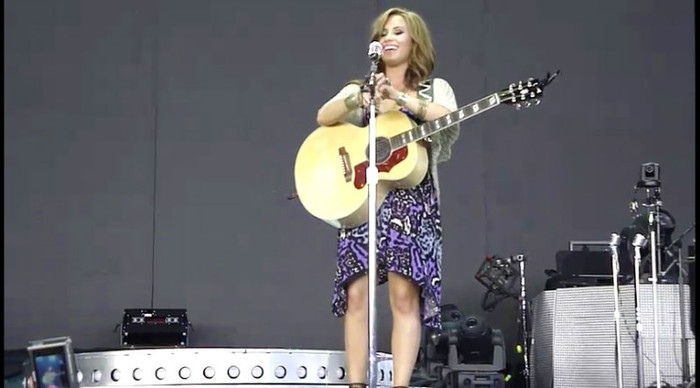 bscap0133 - Demi - About to sing