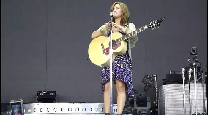 bscap0135 - Demi - About to sing