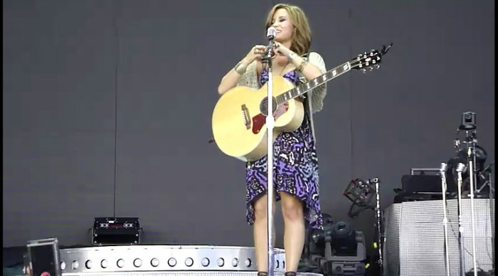 bscap0137 - Demi - About to sing