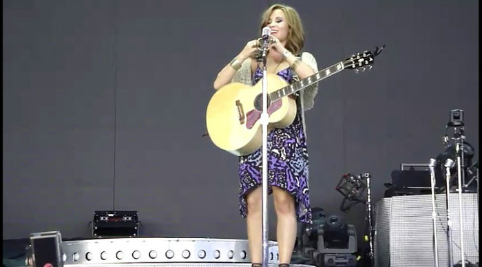 bscap0138 - Demi - About to sing