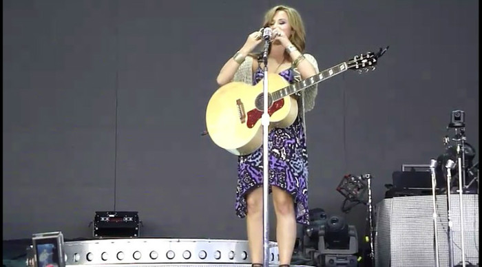bscap0139 - Demi - About to sing