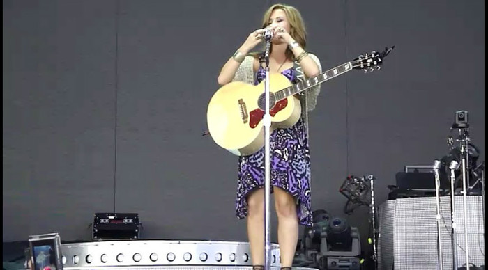 bscap0140 - Demi - About to sing