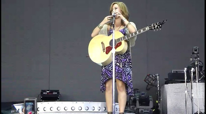 bscap0141 - Demi - About to sing