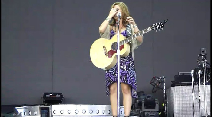 bscap0143 - Demi - About to sing