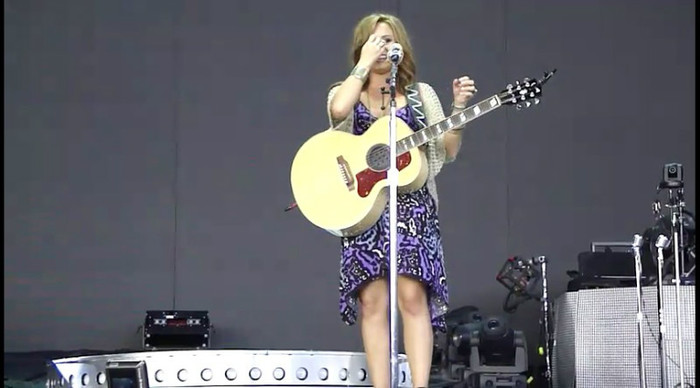 bscap0144 - Demi - About to sing