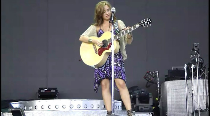 bscap0153 - Demi - About to sing