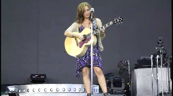 bscap0154 - Demi - About to sing
