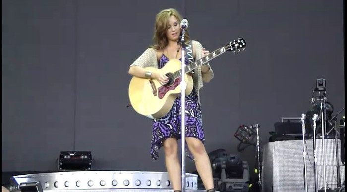 bscap0155 - Demi - About to sing