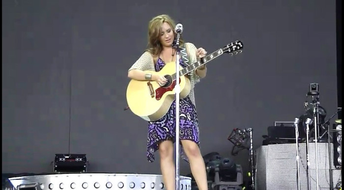 bscap0236 - Demi - About to sing