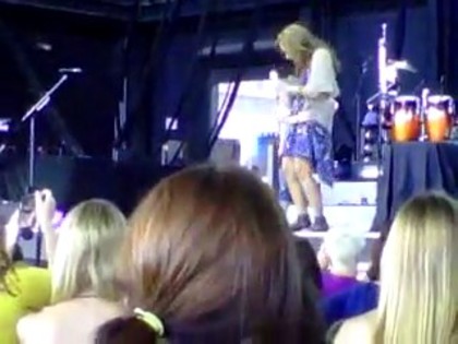 bscap0007 - Demi hugging little girl talking about shoes