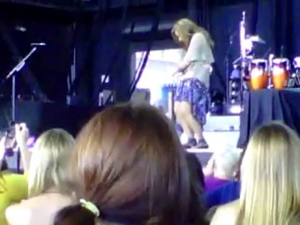 bscap0010 - Demi hugging little girl talking about shoes