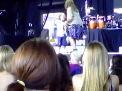 bscap0042 - Demi hugging little girl talking about shoes