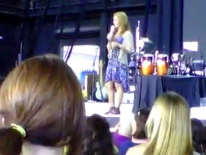 bscap0147 - Demi hugging little girl talking about shoes