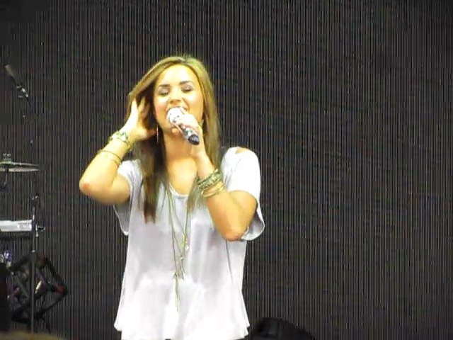 bscap0020 - Demi Lovato answers questions soundcheck 09 01 10