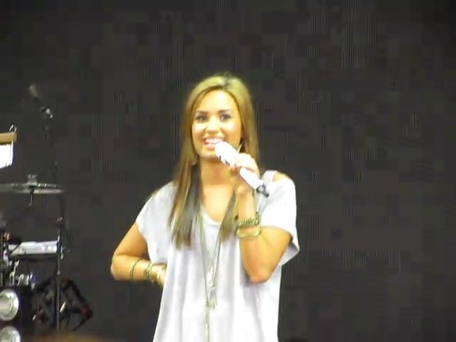 bscap0066 - Demi Lovato answers questions soundcheck 09 01 10