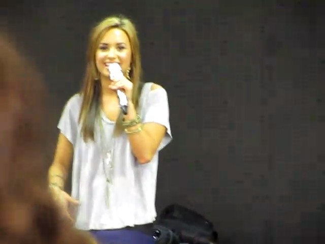 bscap0101 - Demi Lovato answers questions soundcheck 09 01 10