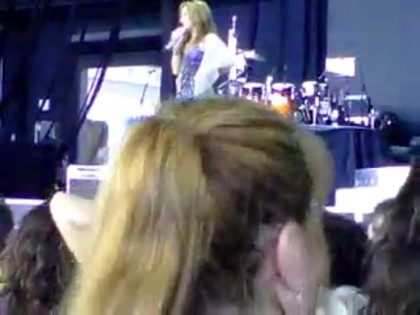 bscap0290 - Demi hugging little girl talking about shoes