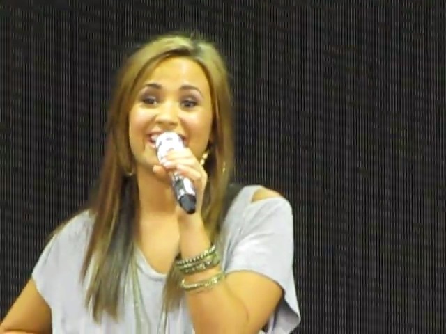 bscap0113 - Demi Lovato answers questions soundcheck 09 01 10