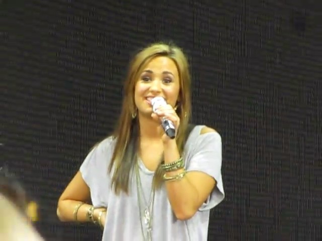 bscap0116 - Demi Lovato answers questions soundcheck 09 01 10