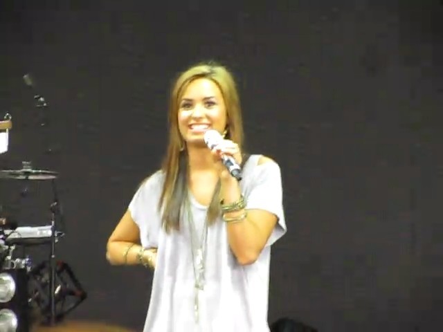 bscap0126 - Demi Lovato answers questions soundcheck 09 01 10