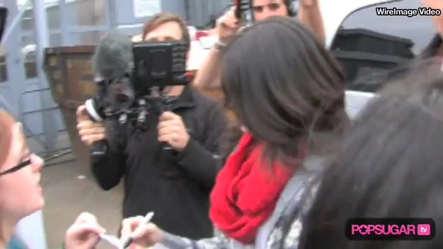 Selena Gomez in London for Fans & Fashion 571 - Selena Gomez in London For Fans And Fashion-SC