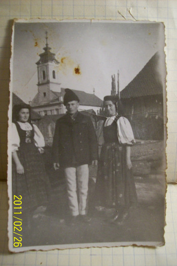 Albu Nicolae cu sotia Victoria si nepoata Elena .