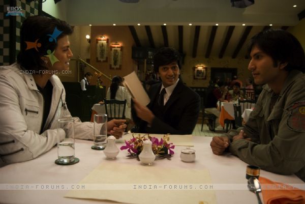 39308-ritesh-deshmukh-sitting-with-their-friends