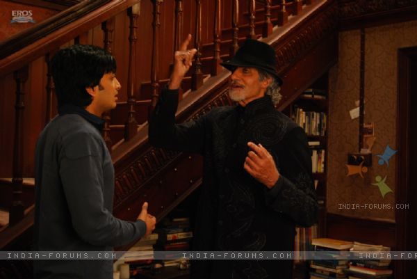 39313-amitabh-bachchan-showing-magic-to-ritesh-deshmukh