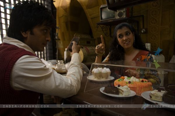 39323-ratna-pathak-talking-to-ritesh-deshmukh