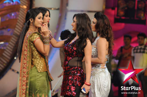 35272_125204597522644_120525887990515_125597_4930119_n - Hina Khan