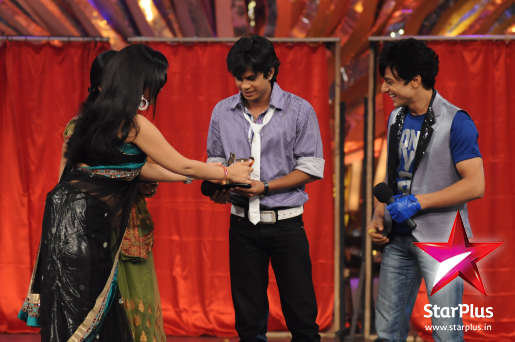 35408_125204344189336_120525887990515_125578_4213352_n - Hina Khan