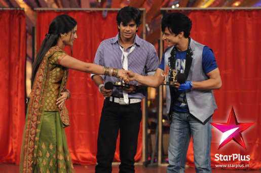 35408_125204350856002_120525887990515_125580_4789351_n - Hina Khan