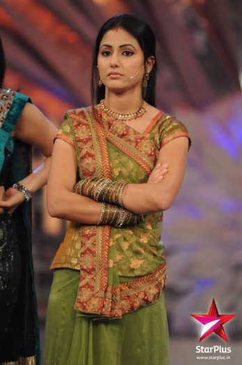 35408_125204360856001_120525887990515_125583_5935845_n - Hina Khan