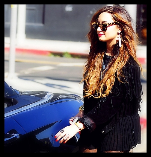 . . . [aratand catre Kristen care tocmai se indrepta spre masina]