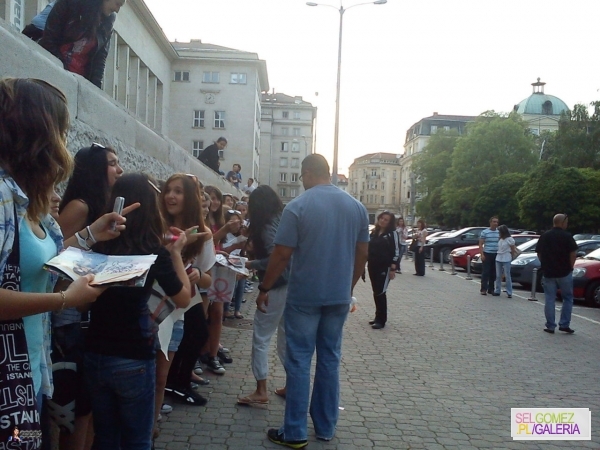 normal_tumblr_m3m9byCS391rq31q9o2_1280 - 6 05 2012 Selena outside the hotel in Bulgaria