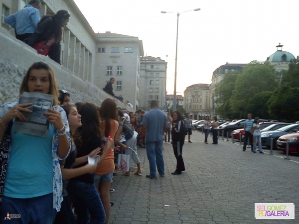 normal_tumblr_m3m9byCS391rq31q9o5_1280 - 6 05 2012 Selena outside the hotel in Bulgaria