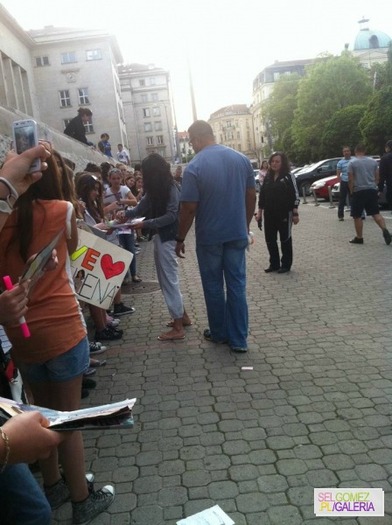 normal_tumblr_m3m61i0Dfq1rq31q9o1_1280 - 6 05 2012 Selena outside the hotel in Bulgaria