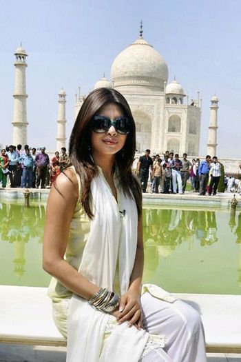 Priyanka-Chopra - Vedete la taj mahal