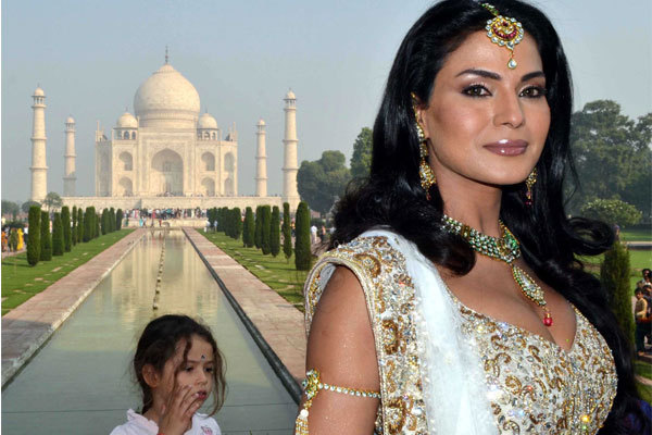 veena-malik - Vedete la taj mahal