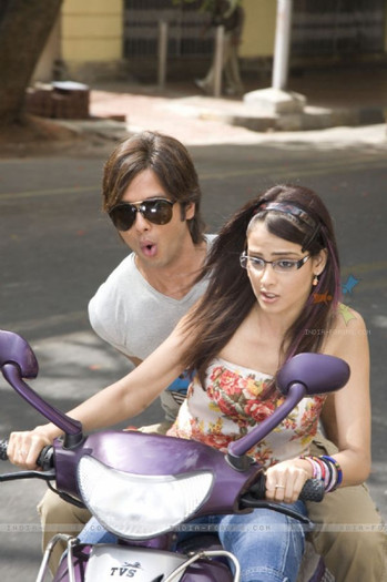 40232-shahid-kapoor-and-genelia-dsouza-sitting-on-a-scooty - 0 Genelia D-Souza