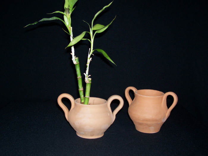 100_1677; Vas ceramica lucrat manual, cu bambus
