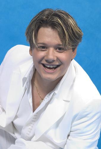 Dar iata-ma..sunt bine sanatos..am venit aicisha pt voi;x