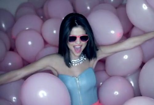 Incercam si noi 69? [ridicandu-se de pe scaun]