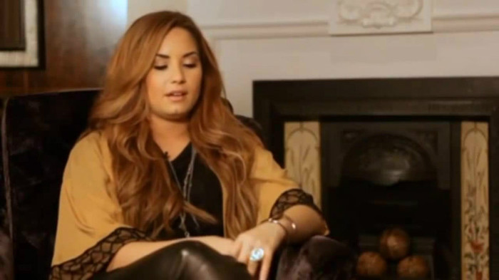 Demi Lovato Fans Questions!  (2012) 0998 - Demi - Fans Questions 2012 Part oo1