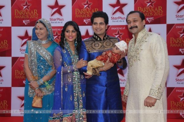 187471-ye-rishta-family-at-star-parivaar-awards-red-carpet - x-Baby-x